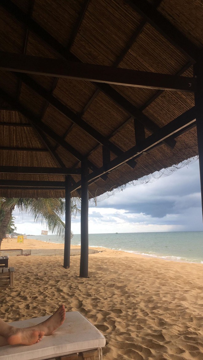 Kh&aacute;ch du lịch đứng h&igrave;nh khi thấy d&ograve;ng nước đen ng&ograve;m tr&agrave;n thẳng từ cống ra biển Ph&uacute; Quốc - Ảnh 5.