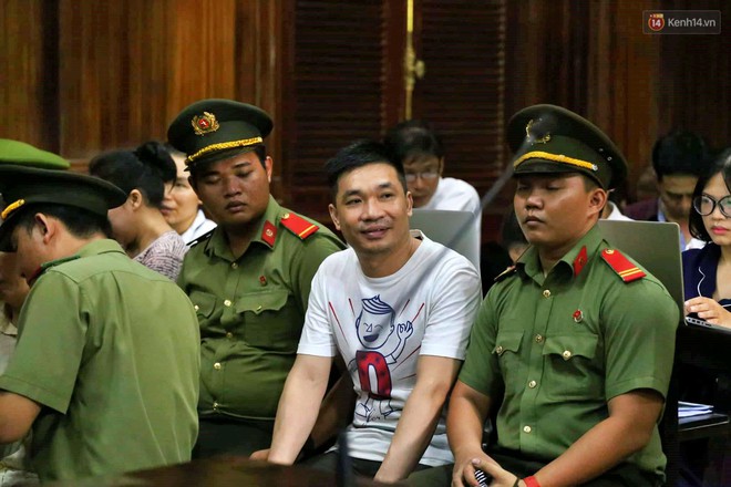 Ông trùm Văn Kính Dương vẫn cười dù bị đề nghị tử hình, hotgirl Ngọc Miu bật khóc khi VKS đưa mức án 20 năm tù - Ảnh 15.