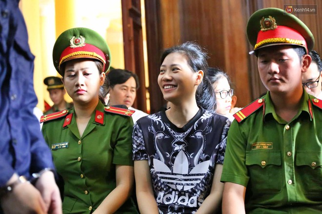 Ông trùm Văn Kính Dương vẫn cười dù bị đề nghị tử hình, hotgirl Ngọc Miu bật khóc khi VKS đưa mức án 20 năm tù - Ảnh 8.