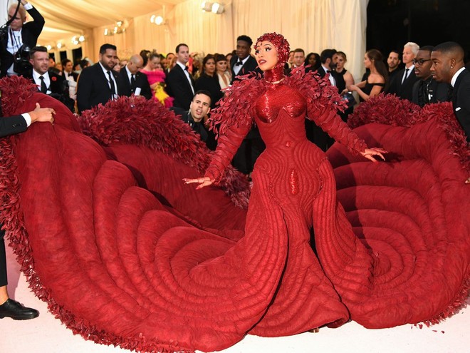 Các người đẹp chật vật vì trang phục Met Gala: Kim mặc corset bó chịt như gãy xương sườn, Cardi B và Katy Perry lên đồ vất vả như gập gym - Ảnh 10.