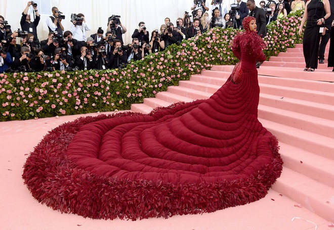 Các người đẹp chật vật vì trang phục Met Gala: Kim mặc corset bó chịt như gãy xương sườn, Cardi B và Katy Perry lên đồ vất vả như gập gym - Ảnh 6.