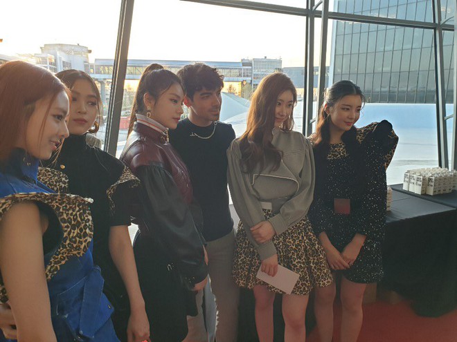 Gà khủng ITZY nhà JYP lần đầu dự sự kiện quốc tế: Em út nữ thần và center xinh thì xinh, nhưng mặc gì thế này? - Ảnh 2.
