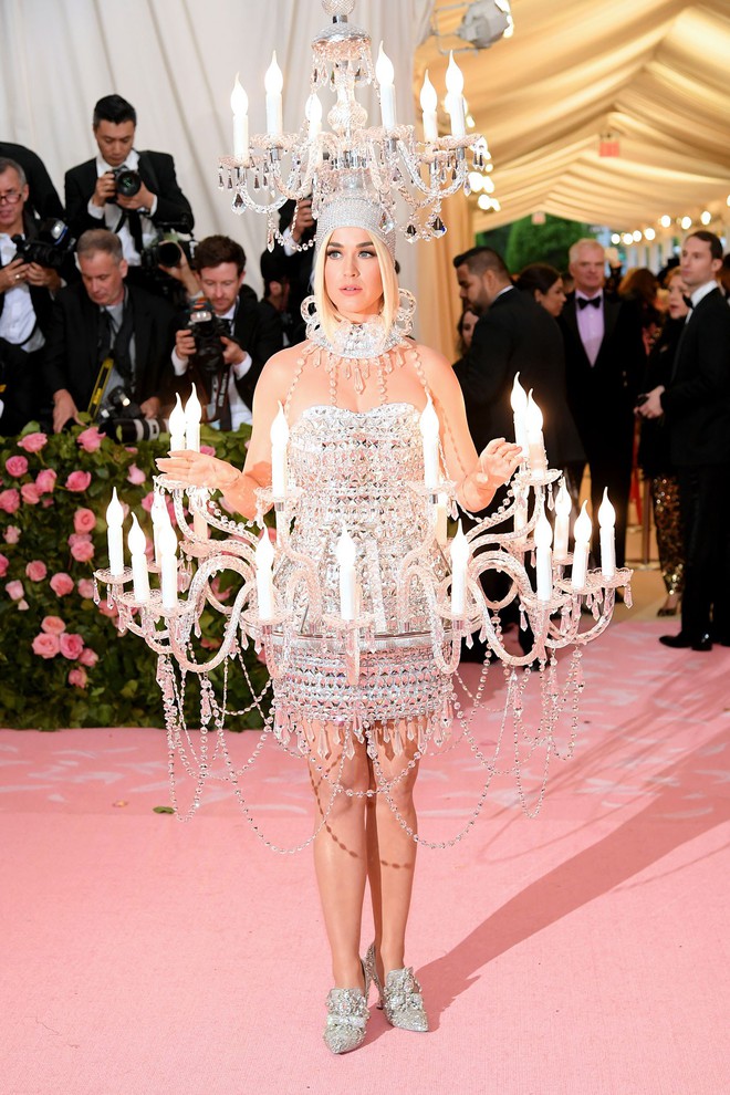 Các người đẹp chật vật vì trang phục Met Gala: Kim mặc corset bó chịt như gãy xương sườn, Cardi B và Katy Perry lên đồ vất vả như gập gym - Ảnh 11.