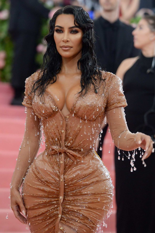 Các người đẹp chật vật vì trang phục Met Gala: Kim mặc corset bó chịt như gãy xương sườn, Cardi B và Katy Perry lên đồ vất vả như gập gym - Ảnh 1.