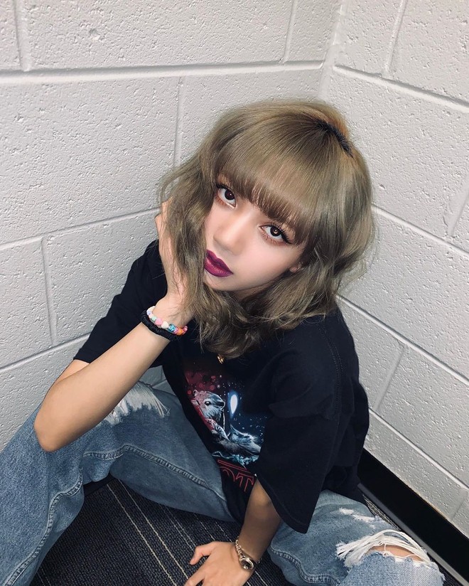 Lisa (BLACKPINK) mặc áo phông thôi mà cũng gây sốt trên MXH, hóa ra là nhờ bộ phận cơ thể siêu hot này - Ảnh 1.