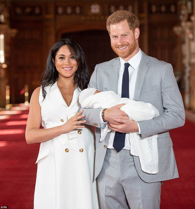 Bí ẩn phía sau mẫu khăn choàng đặc biệt mà công nương Meghan Markle dùng để quấn em bé trong lần đầu xuất hiện - Ảnh 1.