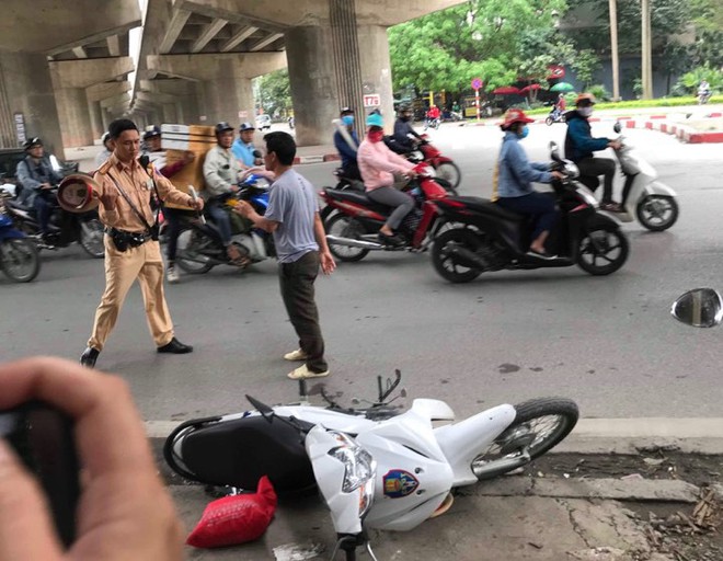 H&agrave; Nội: T&uacute;m &aacute;o rồi đạp đổ xe CSGT để giải cứu bạn nhậu bị kiểm tra nồng độ cồn - Ảnh 1.