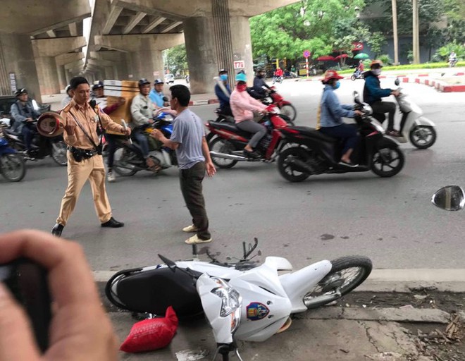 Hà Nội: Túm áo rồi đạp đổ xe CSGT để giải cứu bạn nhậu bị kiểm tra nồng độ cồn - Ảnh 1.