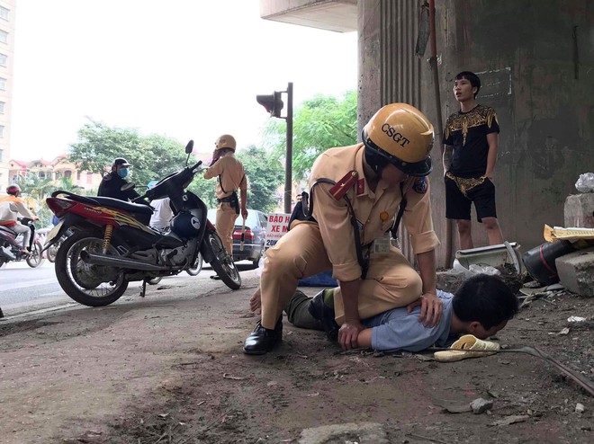 H&agrave; Nội: T&uacute;m &aacute;o rồi đạp đổ xe CSGT để giải cứu bạn nhậu bị kiểm tra nồng độ cồn - Ảnh 2.