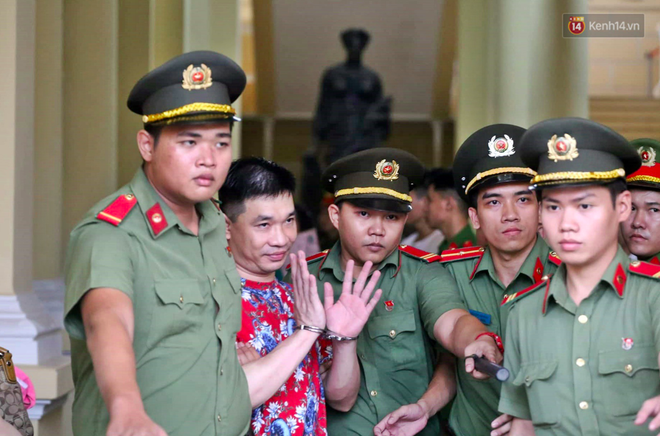 Trùm ma túy Văn Kính Dương giơ tay chào người thân, hot girl Ngọc Miu khóc khi bị áp giải ra xe sau phiên xét xử ngày thứ 2 - Ảnh 1.