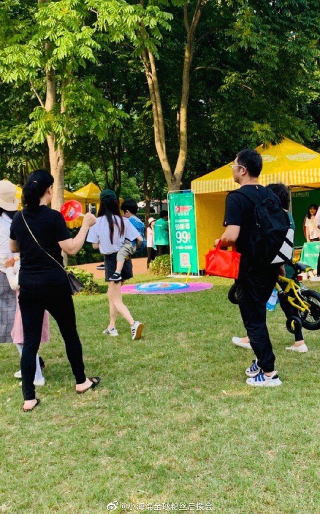Angela Baby đưa qu&yacute; tử đi chơi 1/6, v&oacute;c d&aacute;ng mảnh mai nhưng bế con bằng 1 tay g&acirc;y sốt Weibo - Ảnh 3.