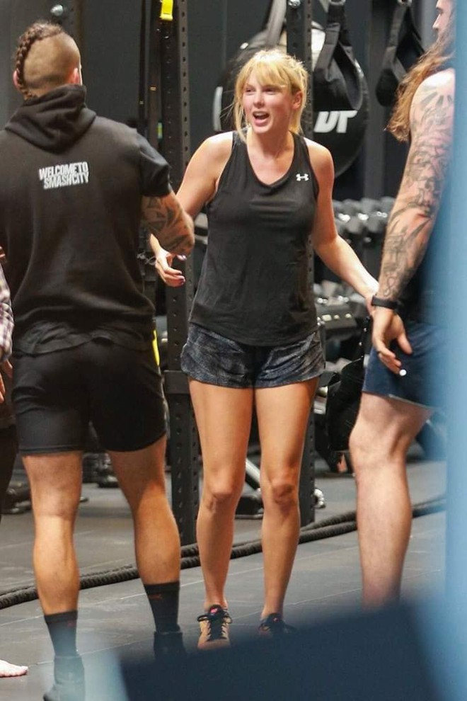 Đây là Taylor Swift đi tập gym: Mặt mộc phờ phạc mướt mải mồ hôi, body đô con và hình như lại tăng cân nữa rồi? - Ảnh 3.