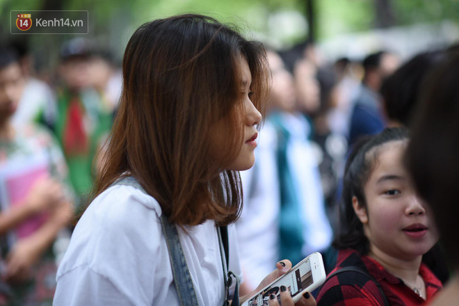 Gần 86.000 thí sinh tại Hà Nội căng thẳng đến làm thủ tục thi vào lớp 10, hơn 23.000 em chắc chắn trượt công lập - Ảnh 1.