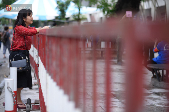 Tỷ lệ chọi kỷ lục 1/30, phụ huynh v&agrave; học sinh chen ch&uacute;c k&iacute;n s&acirc;n trường, tranh nhau suất v&agrave;o lớp 6 - Ảnh 5.