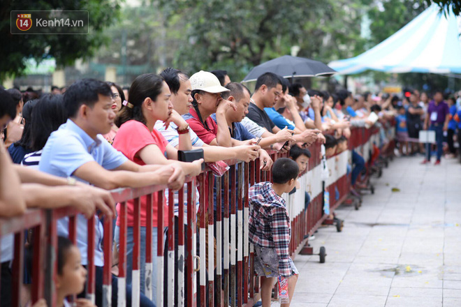 Nóng: Vỡ trận trước cổng trường thi ĐH Ngoại Ngữ, hàng nghìn phụ huynh chen chúc gọi Con ơi, mẹ đây, bố đây gây náo loạn - Ảnh 7.