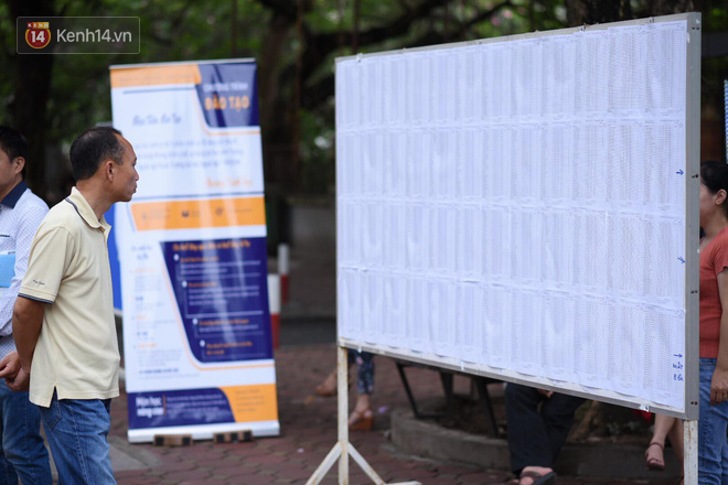 Tỷ lệ chọi kỷ lục 1/30, phụ huynh v&agrave; học sinh chen ch&uacute;c k&iacute;n s&acirc;n trường, tranh nhau suất v&agrave;o lớp 6 - Ảnh 6.