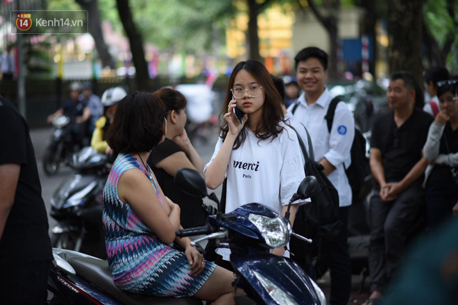 Gần 86.000 thí sinh tại Hà Nội căng thẳng đến làm thủ tục thi vào lớp 10, hơn 23.000 em chắc chắn trượt công lập - Ảnh 2.