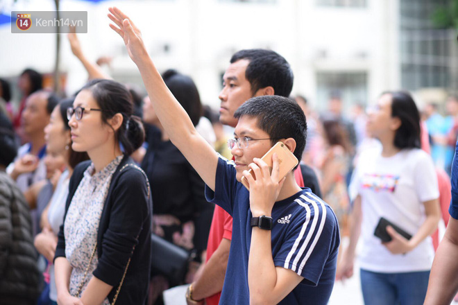 Nóng: Vỡ trận trước cổng trường thi ĐH Ngoại Ngữ, hàng nghìn phụ huynh chen chúc gọi Con ơi, mẹ đây, bố đây gây náo loạn - Ảnh 9.