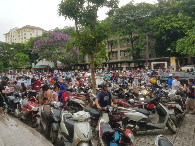 Tỷ lệ chọi kỷ lục 1/30, phụ huynh v&agrave; học sinh chen ch&uacute;c k&iacute;n s&acirc;n trường, tranh nhau suất v&agrave;o lớp 6 - Ảnh 2.