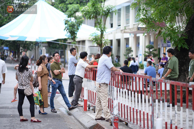 Tỷ lệ chọi kỷ lục 1/30, phụ huynh v&agrave; học sinh chen ch&uacute;c k&iacute;n s&acirc;n trường, tranh nhau suất v&agrave;o lớp 6 - Ảnh 7.