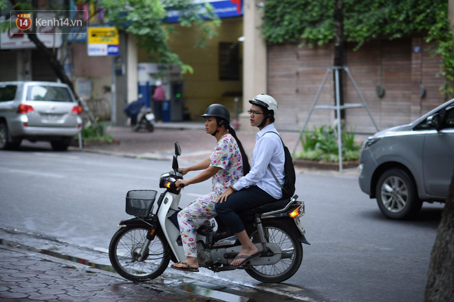 Gần 86.000 thí sinh tại Hà Nội căng thẳng đến làm thủ tục thi vào lớp 10, hơn 23.000 em chắc chắn trượt công lập - Ảnh 8.