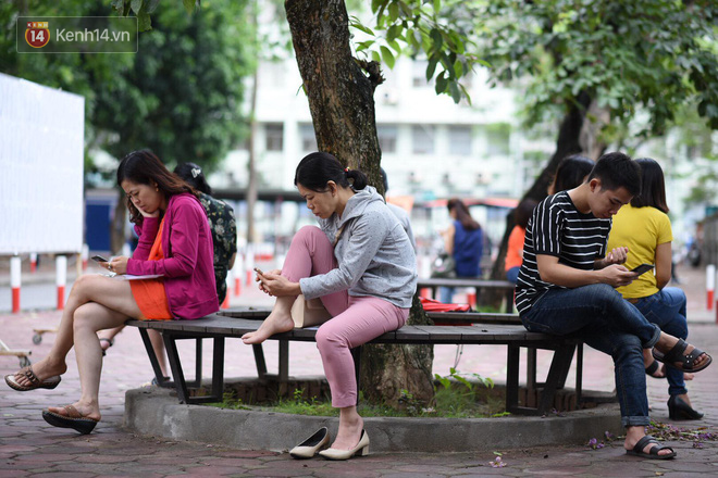 Tỷ lệ chọi kỷ lục 1/30, phụ huynh v&agrave; học sinh chen ch&uacute;c k&iacute;n s&acirc;n trường, tranh nhau suất v&agrave;o lớp 6 - Ảnh 9.