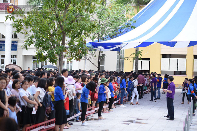 Nóng: Vỡ trận trước cổng trường thi ĐH Ngoại Ngữ, hàng nghìn phụ huynh chen chúc gọi Con ơi, mẹ đây, bố đây gây náo loạn - Ảnh 11.