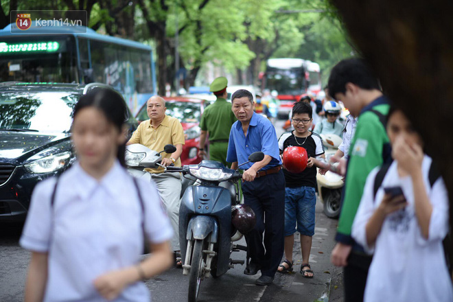 Gần 86.000 thí sinh tại Hà Nội căng thẳng đến làm thủ tục thi vào lớp 10, hơn 23.000 em chắc chắn trượt công lập - Ảnh 14.