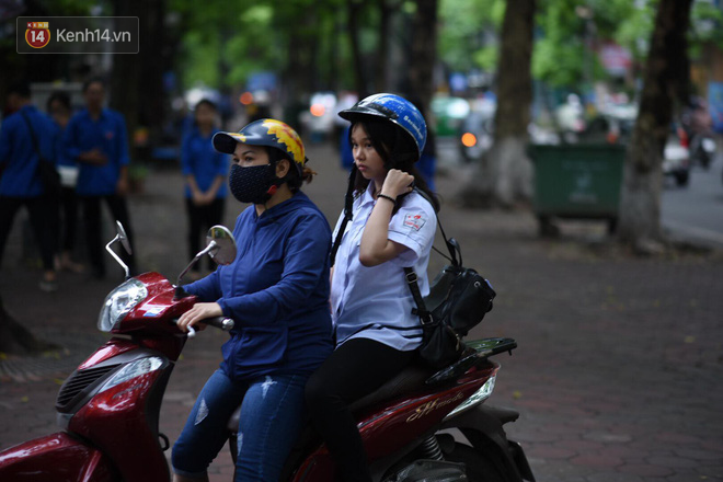 Gần 86.000 thí sinh tại Hà Nội căng thẳng đến làm thủ tục thi vào lớp 10, hơn 23.000 em chắc chắn trượt công lập - Ảnh 15.