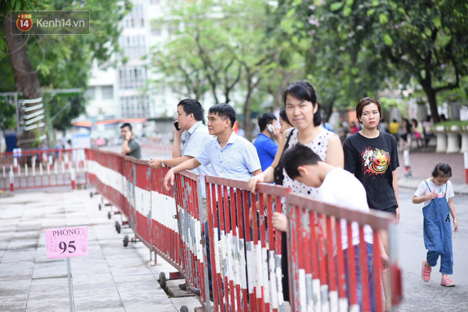 Tỷ lệ chọi kỷ lục 1/30, phụ huynh v&agrave; học sinh chen ch&uacute;c k&iacute;n s&acirc;n trường, tranh nhau suất v&agrave;o lớp 6 - Ảnh 11.