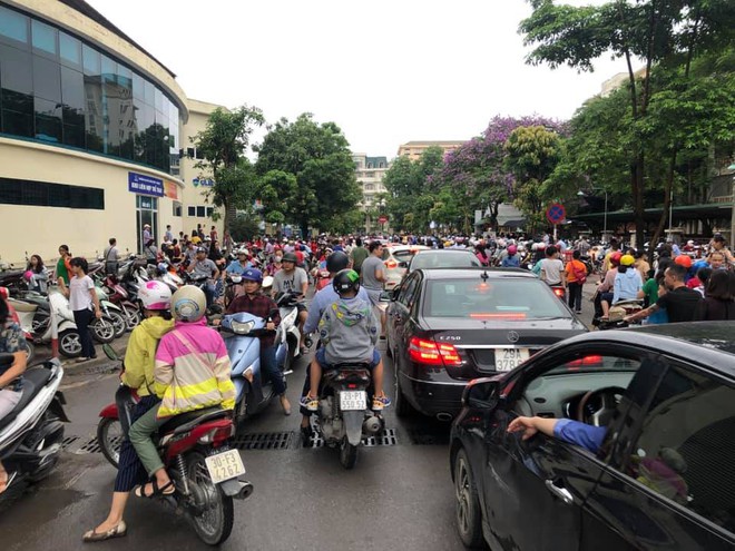 Tỷ lệ chọi kỷ lục 1/30, phụ huynh v&agrave; học sinh chen ch&uacute;c k&iacute;n s&acirc;n trường, tranh nhau suất v&agrave;o lớp 6 - Ảnh 4.