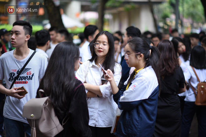 Gần 86.000 thí sinh tại Hà Nội căng thẳng đến làm thủ tục thi vào lớp 10, hơn 23.000 em chắc chắn trượt công lập - Ảnh 19.