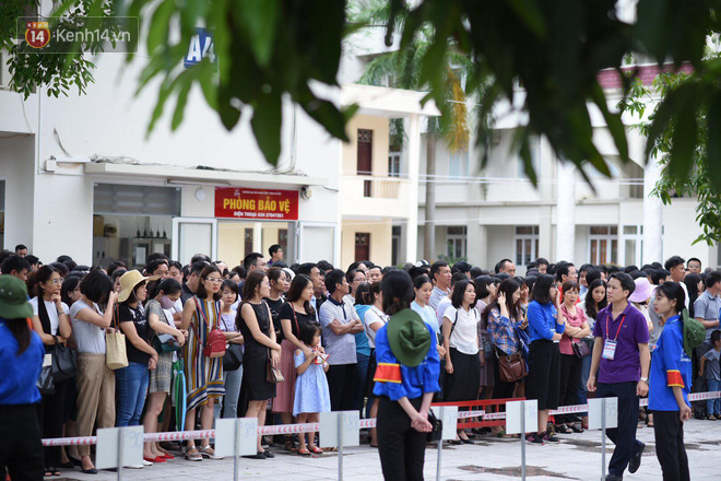 Nóng: Vỡ trận trước cổng trường thi ĐH Ngoại Ngữ, hàng nghìn phụ huynh chen chúc gọi Con ơi, mẹ đây, bố đây gây náo loạn - Ảnh 13.