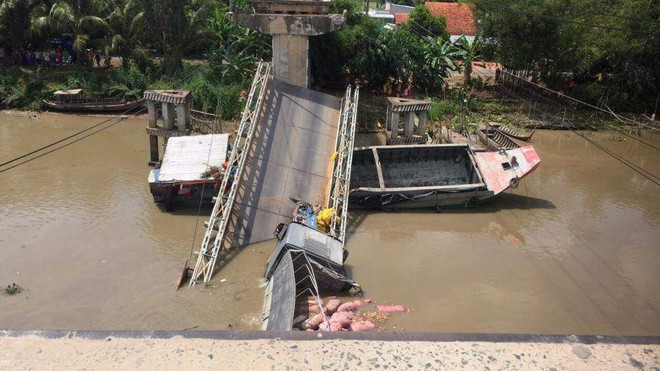 Cần cẩu bị gãy đôi, đổ sập khi đang trục vớt xe tải bị rơi xuống sông trong vụ sập cầu ở Đồng Tháp - Ảnh 3.