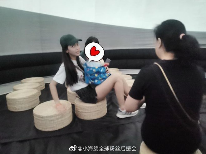 Angela Baby đưa qu&yacute; tử đi chơi 1/6, v&oacute;c d&aacute;ng mảnh mai nhưng bế con bằng 1 tay g&acirc;y sốt Weibo - Ảnh 6.