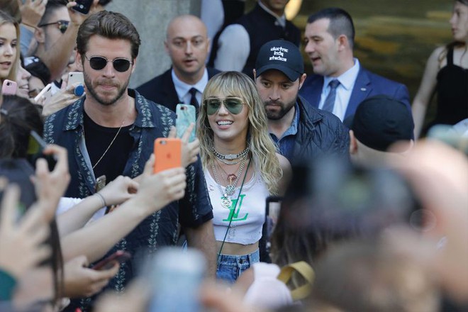 Chồng quốc dân Liam Hemsworth: Đích thân hộ tống và chăm sóc Miley Cyrus trong chuyến lưu diễn xa - Ảnh 1.