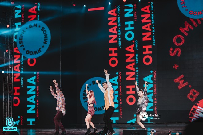 KARD và Ha Sung Woon khiến fan bấn loạn, Chi Pu và Hương Giang đẹp phát hờn bên dàn nghệ sĩ tại show Hàn-Việt - Ảnh 2.