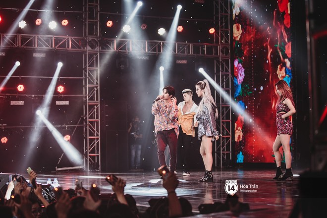 KARD và Ha Sung Woon khiến fan bấn loạn, Chi Pu và Hương Giang đẹp phát hờn bên dàn nghệ sĩ tại show Hàn-Việt - Ảnh 1.