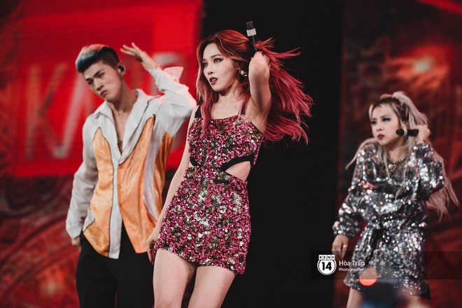 KARD và Ha Sung Woon khiến fan bấn loạn, Chi Pu và Hương Giang đẹp phát hờn bên dàn nghệ sĩ tại show Hàn-Việt - Ảnh 3.