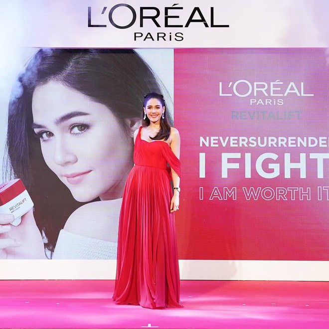 “Mỹ nhân đẹp nhất Thái Lan” Chompoo Araya ngọt ngào như công chúa, đối lập Thái Y Lâm sexy hết nấc khi diện chung váy - Ảnh 2.