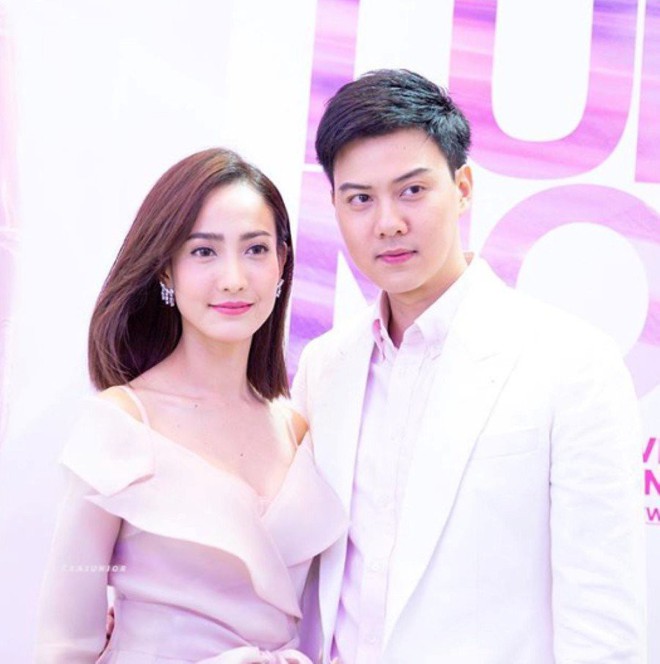 Chàng trai vàng trong làng lái máy bay showbiz Thái: Dàn tình màn ảnh đã hơn tuổi, bạn gái ngoài đời cũng chẳng tha - Ảnh 15.