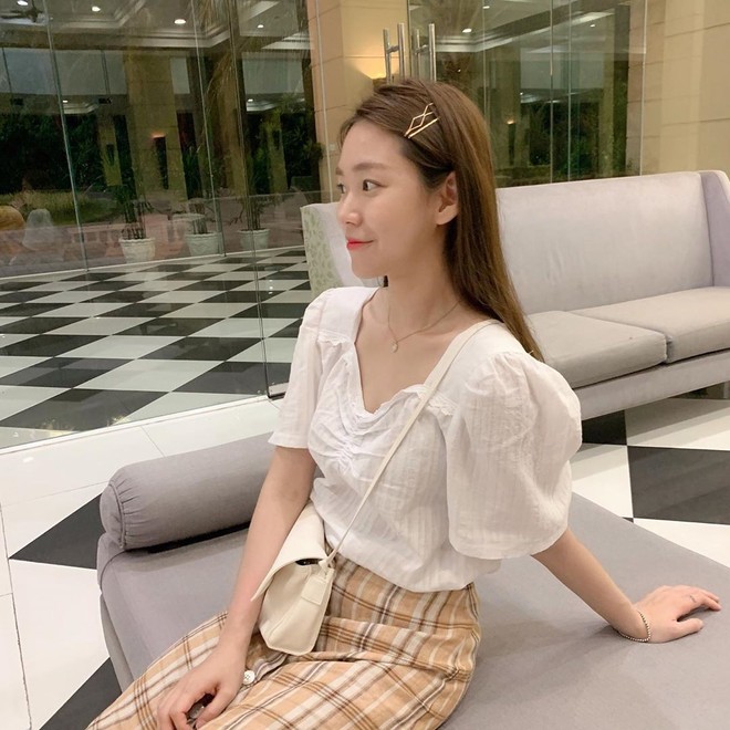 10 set đồ với áo blouse trắng dưới đây sẽ là cẩm nang mặc đẹp cho các chị em công sở suốt hè này  - Ảnh 7.