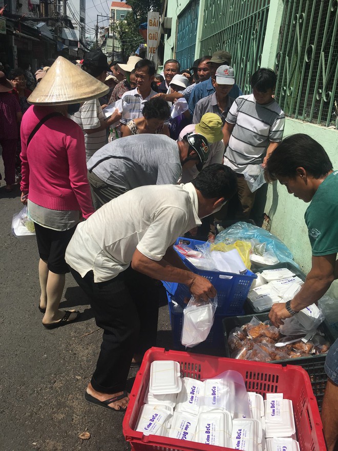 Người đàn ông 5 năm làm từ thiện ở BV Ung Bướu: Tôi sống ở khu này trên 30 năm rồi, chưa thấy ai phát cơm miễn phí mà bị đánh - Ảnh 5.