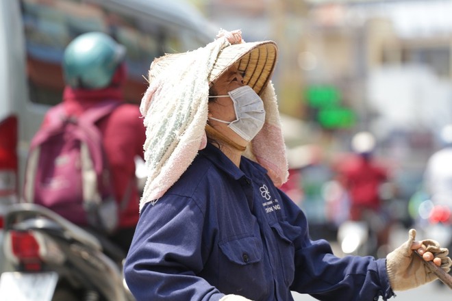 Miền Bắc nắng nóng kinh hoàng, thời tiết oi bức kéo dài suốt cả ngày, có nơi vượt ngưỡng 40 độ C - Ảnh 1.