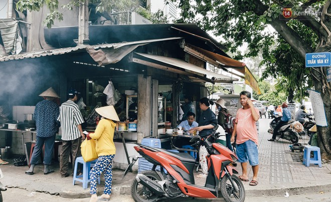 Nhân chứng vụ diễn viên Bảo Lâm bị đánh khi phát cơm từ thiện: Tôi chạy đến can thì bọn họ bảo đang diễn để quay phim chú ơi - Ảnh 6.