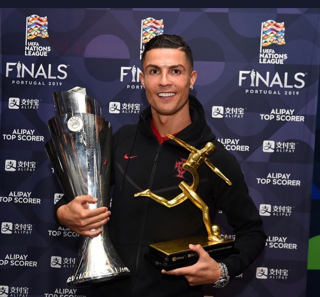 Chứng kiến Ronaldo thêm một lần nâng cúp, cô bạn gái xinh đẹp đã kịp đánh dấu chủ quyền bằng hành động chưa từng có này - Ảnh 3.