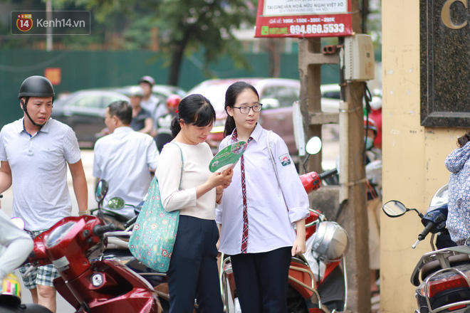 Phụ huynh bức x&uacute;c khi học sinh học đến cuối cấp bất ngờ bị buộc phải chuyển trường - Ảnh 1.