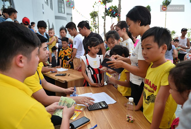 Lượng khách đổ về công viên nước hiện đại nhất Thủ đô tăng đột biến vào buổi chiều ngày khai trương - Ảnh 3.