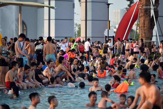 Lượng khách đổ về công viên nước hiện đại nhất Thủ đô tăng đột biến vào buổi chiều ngày khai trương - Ảnh 6.