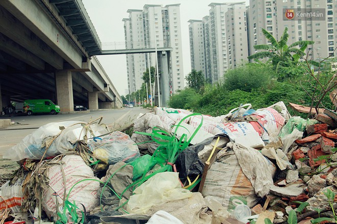 Chùm ảnh: Vừa hoạt động 3 tháng, con đường mang tên nhà tư sản Trịnh Văn Bô đã ngập ngụa rác thải - Ảnh 5.